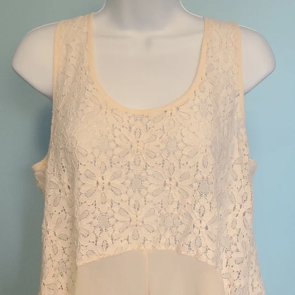 Ladie's Shirt. - Picture 4 of 6